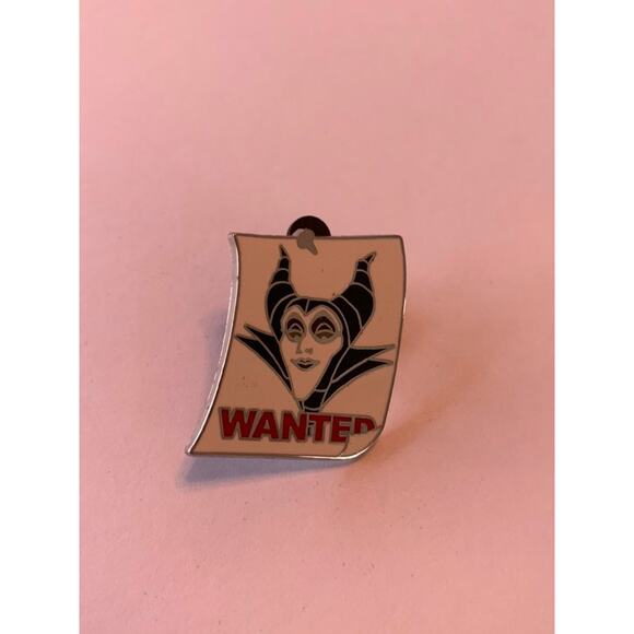 RARE Bolo Maleficent Car Disney Trading Pin - Picture 1 of 2